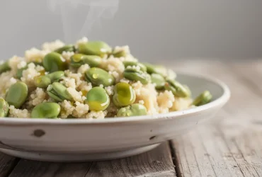 Salade de couscous mesfouf vapeur aux fèves vertes