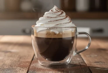 Espresso surmonté de crème fouettée dans mug en verre
