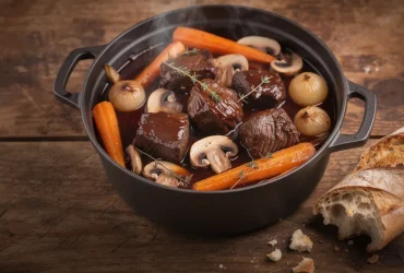 Ragoût de bœuf au vin rouge dans cocotte en fonte