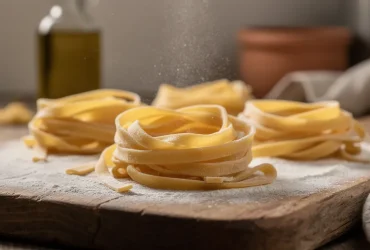 Tagliatelle fraîches maison sur planche en bois