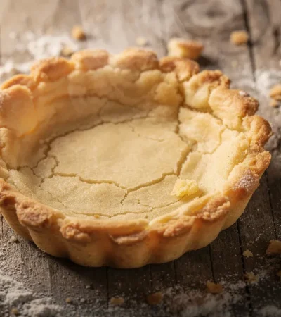 Coque de tarte sablée dorée fraîchement cuite